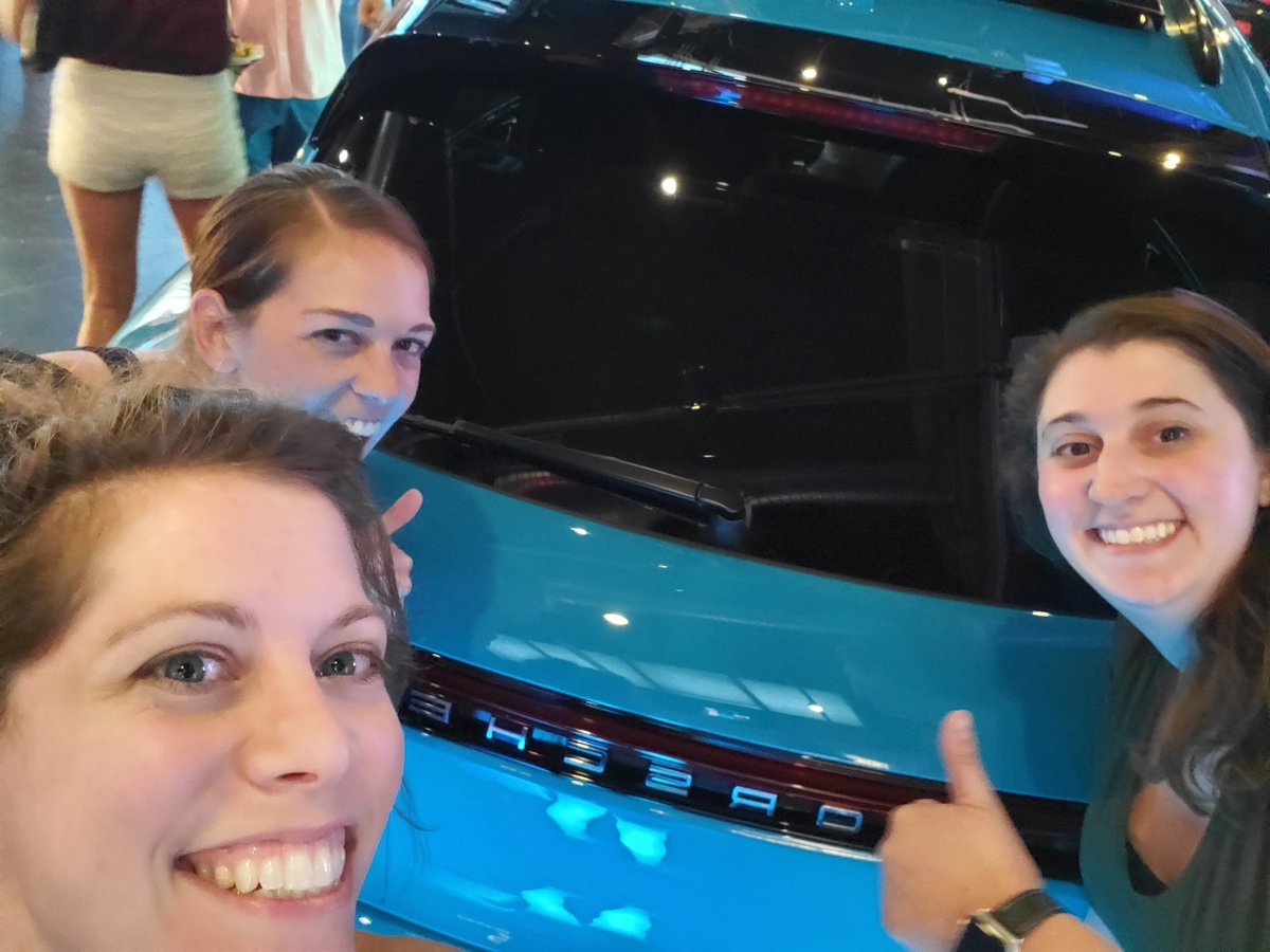 StephCoopSteph's tweet photo. Porsche event! @Porschebeavert1 https://t.co/8sryB2gqUJ