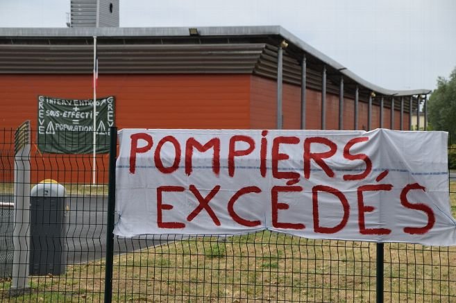 Val-d'Oise : procédures disciplinaires contre des pompiers grévistes. EA81lQHXkAIym30?format=jpg&name=small