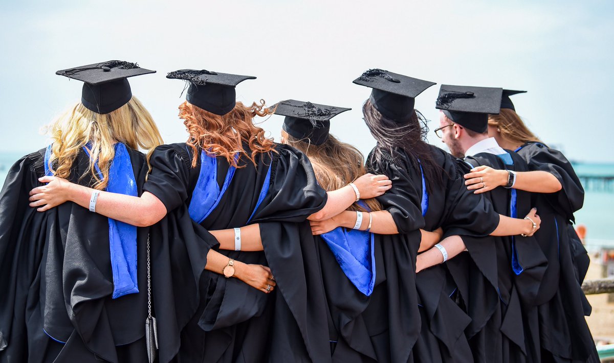 uniofbrighton's tweet image. There’s nothing like celebrating success with friends on the seafront 🎓

#brightonforever