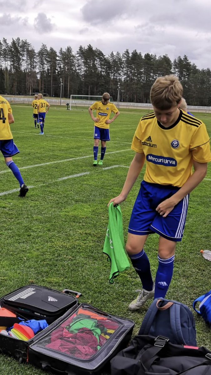 Liivit kassiin, koska aamupäivän työt SM-lopputurnauksessa tehty: HJK - KoiPS 5-0. Kaks peliä, kuus pistettä. Hyvä alku jätkät! #hjk #pystitöölöön #kaipahlman #mikkeli