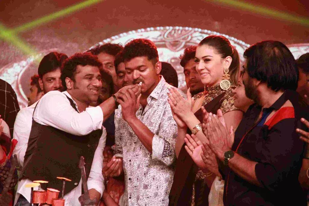 Ragunanthen1992's tweet photo. #Puli Audio Launch
At the end cutting cake for @ThisIsDSP b'day
@actorvijay #PuliAudioLaunch https://t.co/yNzk11RGzj
