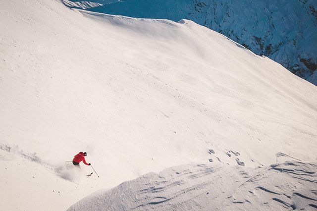 Some people opt for a slow start to the morning accompanied by a flat white. Others prefer 7 heliski runs with a side of 30 cm's of fresh snow before work. Whichever your preference...cheers ☕ #southernlakesheliski #FirstTurnsCharter #alpinehelinz ift.tt/2YC1EOx