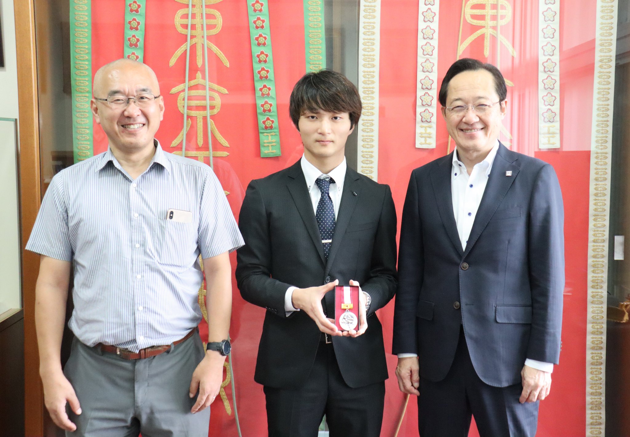 東京工業大学 東工大柔道部主将の小野篤輝さんが学長を訪問し 東京地区国公立大学体育大会 の個人戦での準優勝を報告しました おめでとうございます 左から柔道部部長の末包哲也教授 主将の小野篤輝さん 益一哉学長 T Co 5jxfge0oi6