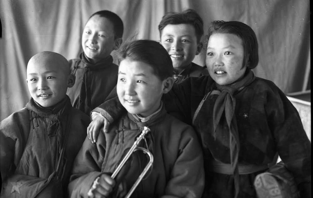 Г. Буурал on Twitter: "1930 - аад оны пионерын гишүүд. Зүүнээс эрдэмтэн ...
