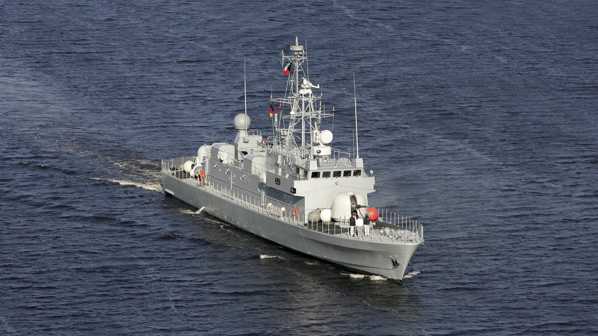 The Kuwaiti Navy based at al Qulayah consisted of 8 German built Lurssen fast patrol boats armed with 76 & 40mm guns & Exocet anti-ship missilesOnly 1 ship, Sanbouk, was on patrol on 2nd August, whilst Kuwaiti flagship Istiqlal sat in port along with the remaining vessels /13