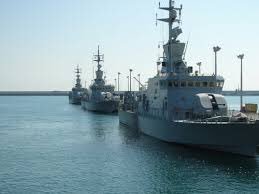 Another 2 Kuwaiti vessels, Al Ahmadi & Al Abdaly, had been trying to form crews of their own & put to sea but were now caught by the Iraqi marines & forced to surrender. Marines now breached the control room of the base & were ordering the Kuwaitis to radio Istiqlal & Sanbouk to