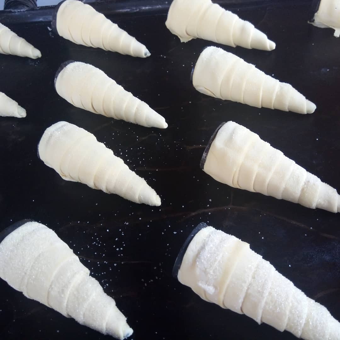 Amf25Fa's tweet photo. Conitos de hojaldre rellenos de crema pastelera VS Chantilly https://t.co/a6s3IKKduK