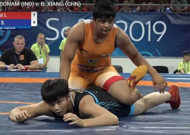 IndiaSports's tweet image. Congratulations to #SonamMalik on winning gold🥇 in 65 kg #wrestling event at the Cadet World Wrestling Championship in Sofia, #Bulgaria.

Sonam defeated Binbin Xiang of #China by 7-1 in the finals to win the gold for India.

Well done champ!👏
You have made the country proud.🇮🇳
