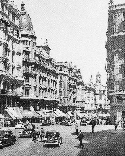 Viajamos hasta 1950 para ver la Gran Vía de Madrid.