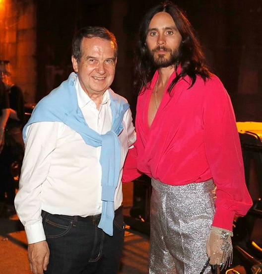 En imagen, una de las personas más polifacéticas e influyentes del mundo actualmente. A su lado Jared Leto.