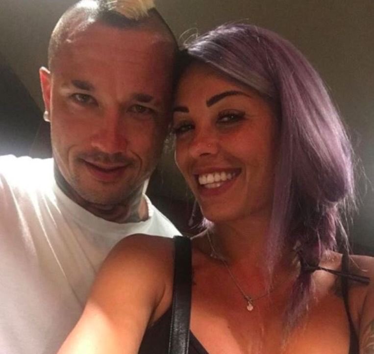 FCUpdate_com's tweet image. Radja Nainggolan will return to Cagliari on loan today. Surprise move for the Inter midfielder, but his wife is from Sardinia and is currently battling cancer. Family first ❤️❤️❤️

(Source: @HLNinEngeland)