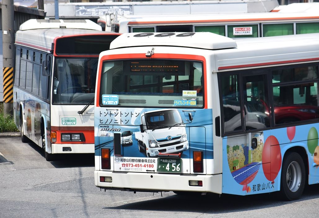 らっぴんぐ スズキ自販和歌山 ネッツトヨタ和歌山 和歌山日野自動車 ポルシェセンター堺 和歌山バス のカーディーラー ラッピングバス 色々 いずれも1面のみ