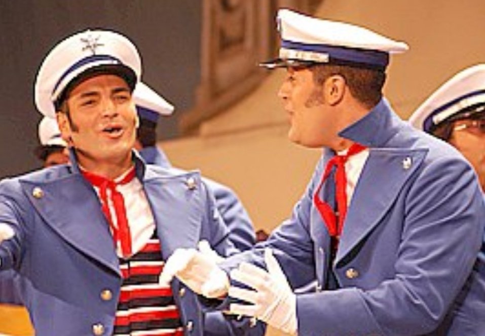 Hoy te pido mil perdones
por ser un carnavalero,
por pasarme media vida
regalándole poesía
a la niña que más quiero🖤