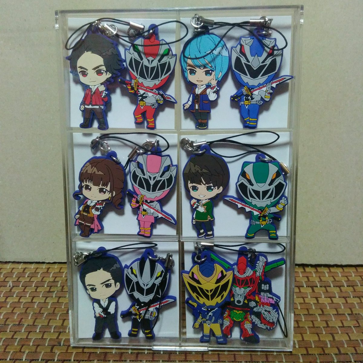 ののこ リュウソウジャーラバーストラップ セリアのディスプレイケースがピッタリ これで100円とかすごい ラバスト最初に4個買って 家で開けたらバンバとアスナとリュウソウグリーンとリュウソウゴールドだったんだけど 全部欲しくなって残りも買いに