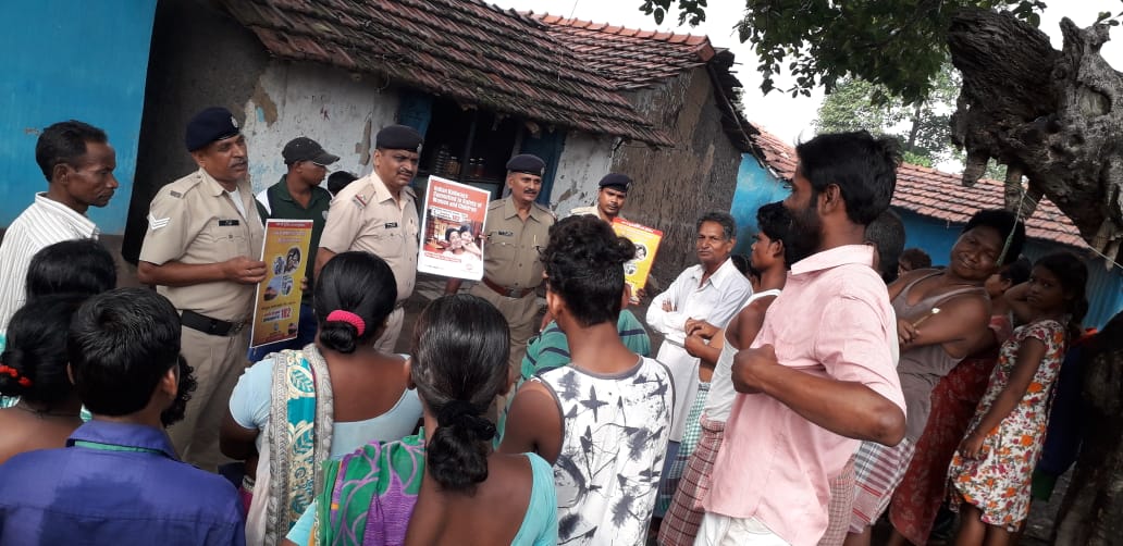 AsansolSrdsc's tweet photo. @DRM_ASN @EasternRailway
@ambika_mishra65 @arunkumar783 @PiyushGoyalOffc An initiative of community policing,  to connect people with security of Railway system...."Nukkad sabha" by RPF Post  Barakar at nearby villages of Railway Track.
#operationsathi https://t.co/N69cxHw1Up