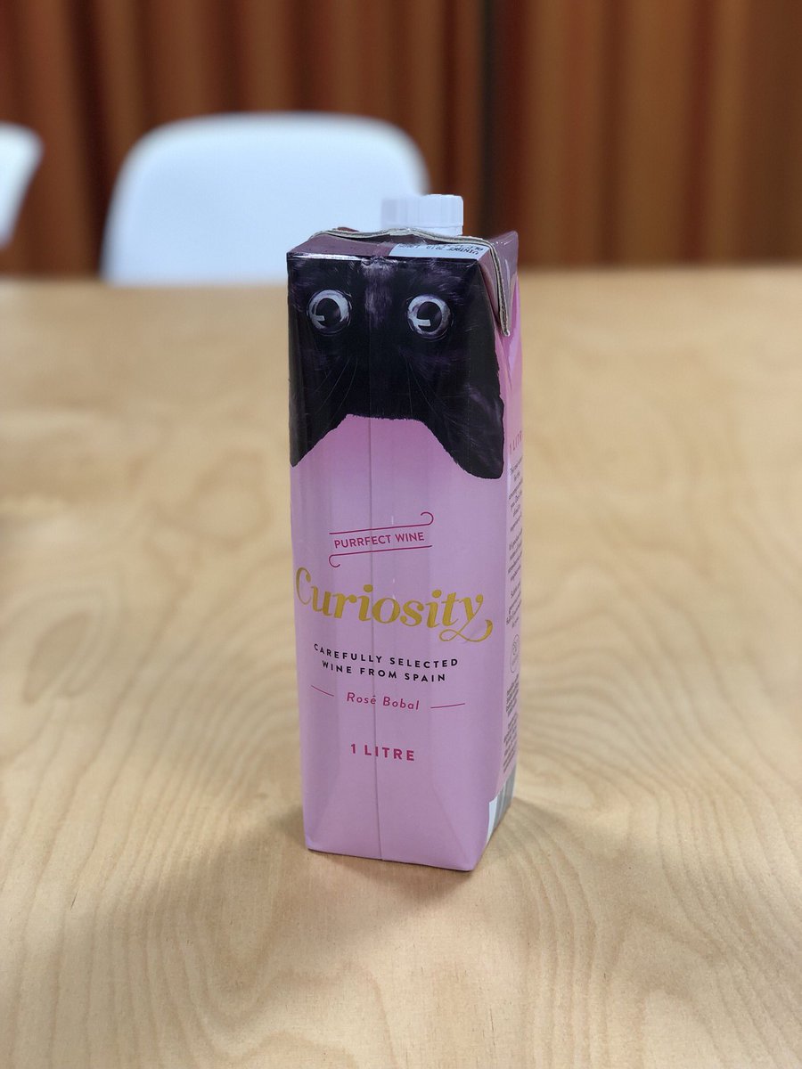 DHawku's tweet photo. Menin käymään toimistolla ja voitin ehkä ghetoimman viiniarvonnan ikinä https://t.co/l2TzVQKVZv