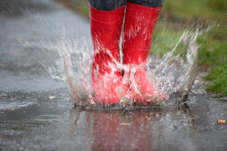 🎶’t Regent dat ’t giet van spat, spat, spat
Alles wordt zo nat, zo nat, kletsnat
Met mijn nieuwe rubberlaarzen aan
Kan ik door de diepste plassen gaan
Van de ene plas in de and’re plas
Spring ik met mijn laarzen en m’n regenjas🎶