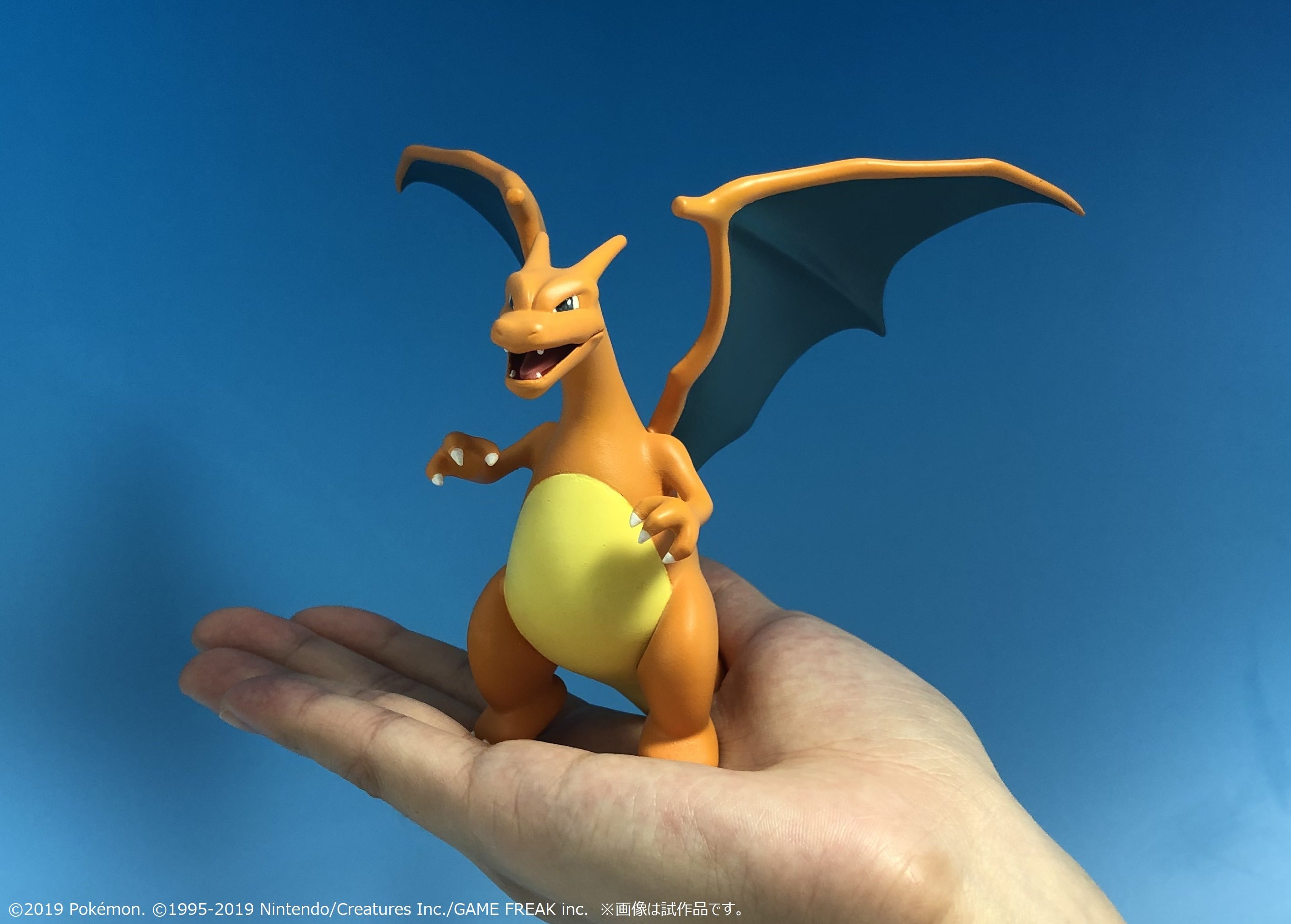 ポケモン食玩 公式 ポケモンキッズ25周年 ポケモンスケールワールド より リザードンも登場です 数多あるリザードンの フィギュアの中でも珍しく 空を飛ぶポージングでの立体化です リザードンが飛んできて てのひらの上に乗る遊びができますよ