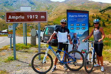 ¿Quieres vivir la final de una etapa de la Vuelta Ciclista a España? Asciende al puerto de Ampriu y apunta tu tiempo en el hito instalado a la llegada. Ademas puedes pedir tu chapa acreditativa en la Barbacoa Ampriu!
#VeranoenCerler #ValledeBenasque #Cicloturismo
