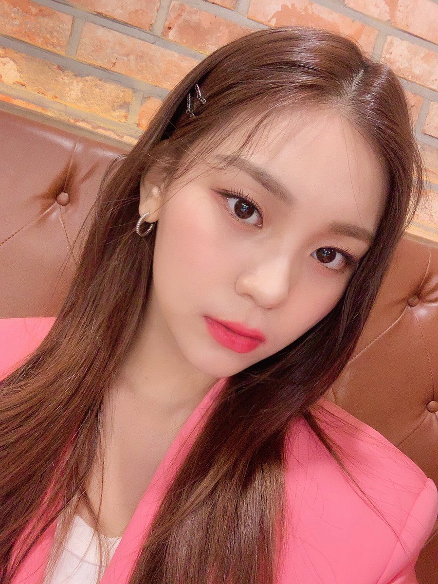 GFRDofficial's tweet photo. [#여친Air]
오늘도 #버디 마음 심쿵😍🥰하게 해줄 #여자친구 #GFRIEND‼️ 
#예린 &amp; #엄지 예자매🌸가 찾아왔습니다🙌 

잠시후 6시 30분!! #KBSworld #WeKpop 과 함께 즐거운 저녁 
시간 보내세요💙💜

▶️ https://t.co/Ek319K1tG6 https://t.co/VMJRZP0Tnz