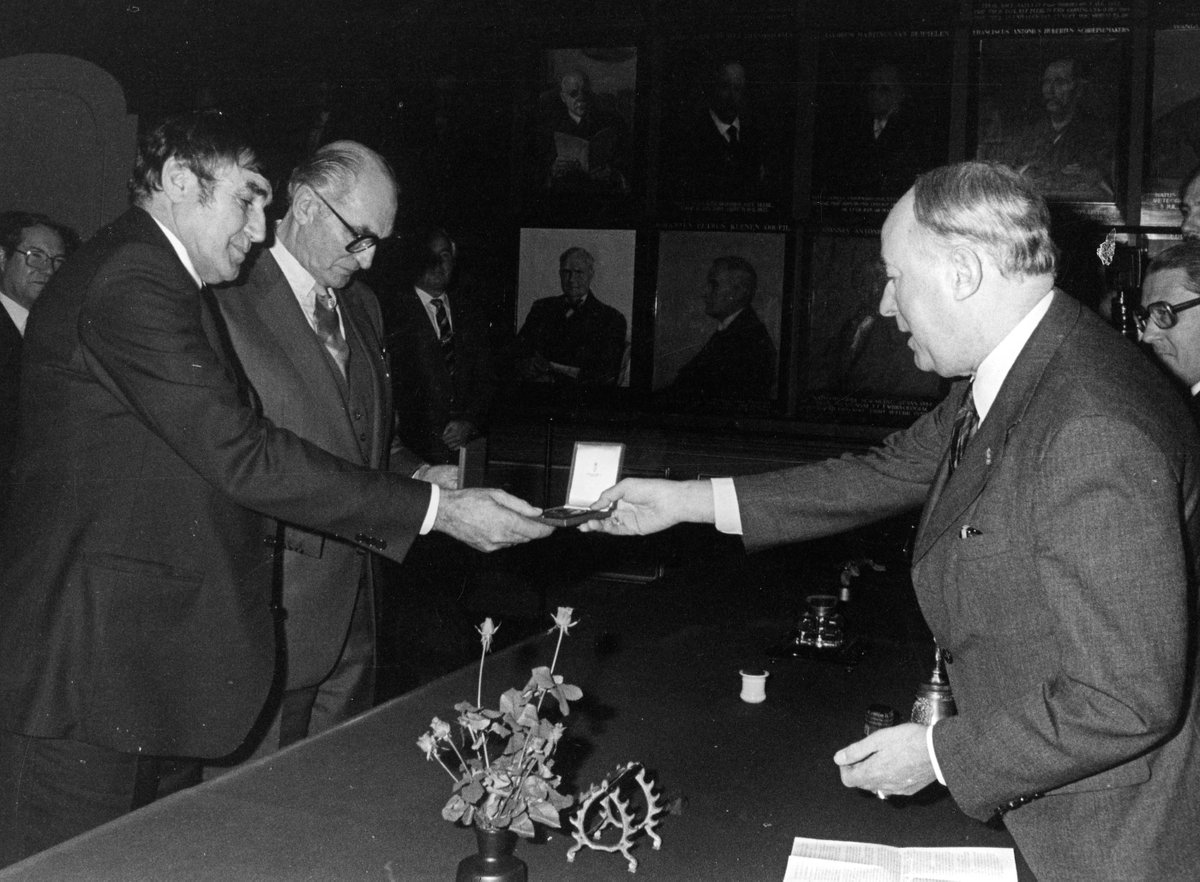 Huib Uil over Wim Schot (1927-2019), mosselvisser. Redde bij de ramp in '53 mensen van de verdrinkingsdood. Verbonden aan de Kor en Bot tochten op de Oosterschelde: vissen met de ZZ 8 op fossielen. bit.ly/2LWfNjM F: Uitreiking penning RU Leiden aan de broers Schot, 1985.