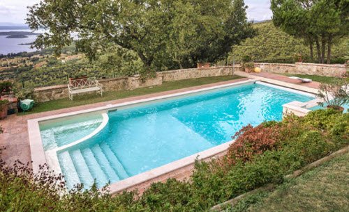 La piscine Skimmer sur deux niveaux intégrée dans un jardin arboré / Piscine Castiglione est dans la sélection Eté 2019 de Decofinder <a href="/PiscineC/">Piscine Castiglione</a>  decofinder.com/pp20341/Piscin…