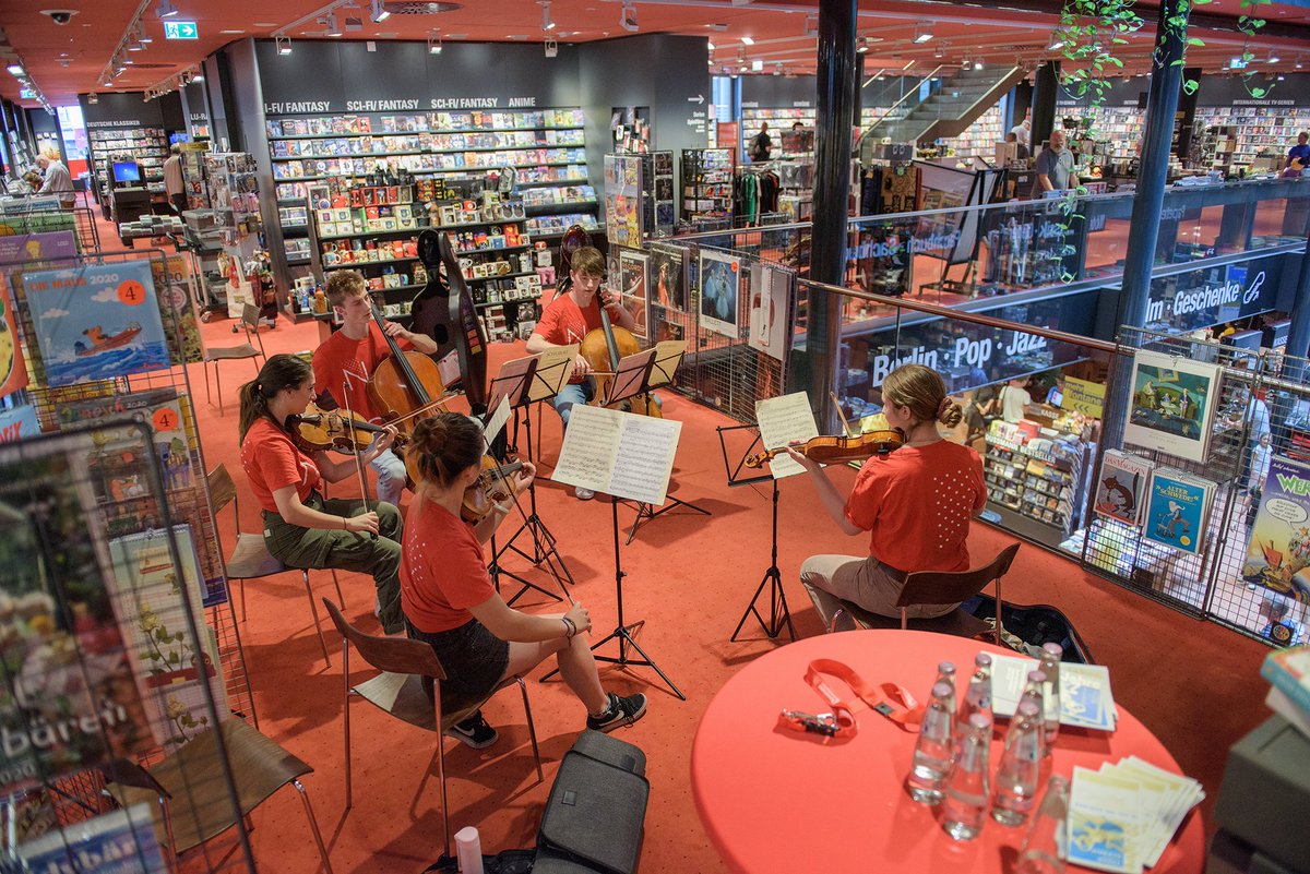 Yestreday we took to the streets of Berlin for our Play the City activity, bringing orchestral music to visitors in the city’s centre! @YEClassic 🎻🎺🥁 #NYO2019 #YoungEuroClassic
