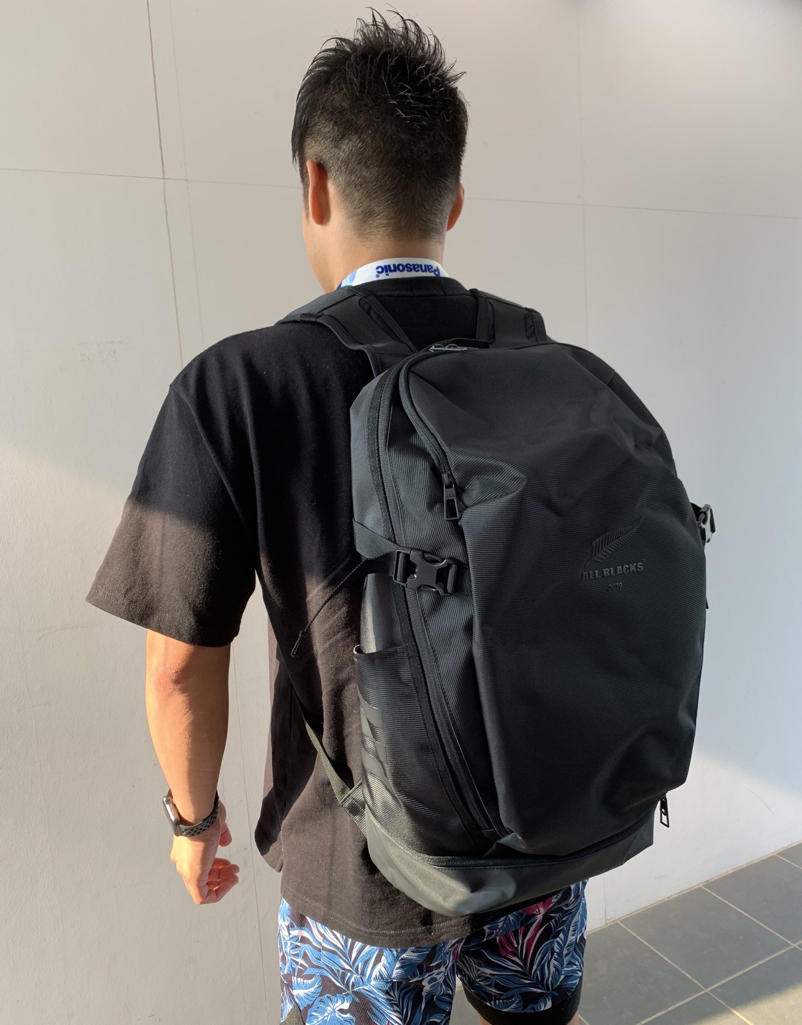 Footballmark オールブラックス 日本限定 バックパック サックパック アディダス製の2つの商品が登場 スタッフ 身長174cm が バックをかけてみるとこんな感じ シンプルですが とてもかっこいいデザイン ぜひチェックしてみてね
