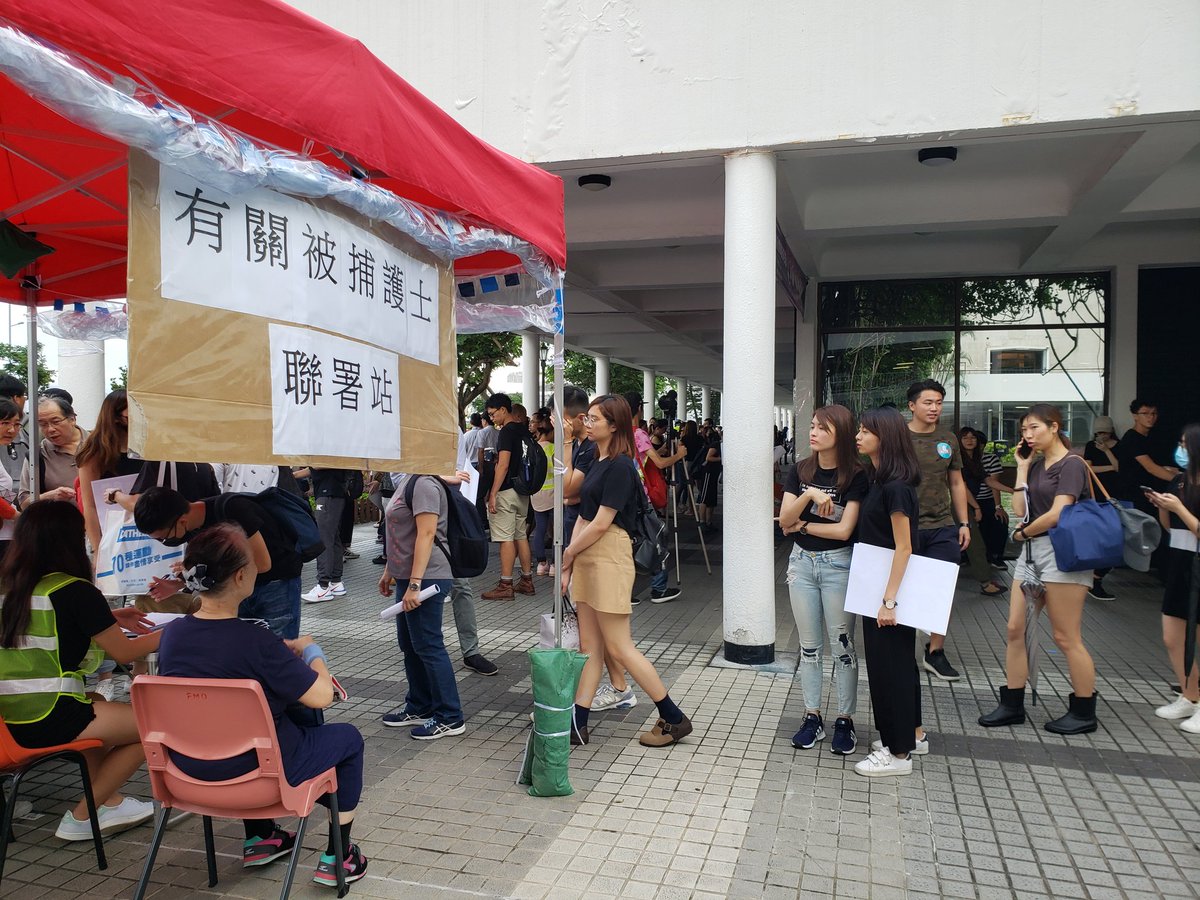 XinqiSu's tweet photo. Long queue to sign a petition to support a registered nurse charged #rioting due to #728protest in Sheung Wan.
#HKMedicsRally #EdinburghPlace https://t.co/9aIfAsxghG