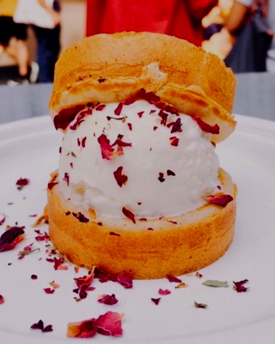 YeeKwanIceCream's tweet image. New customer @WheelcakeIsland is showing us how it's done on Ice Cream Sandwich day!😋

This #icecreamsandwich is made using our Lychee IceCream

#lychee #icecream #foodie #spitalfields #eastasian #wheelcake #wheelcakeisland #yumyee #yeekwan #londonfood #foodporn #instaicecream