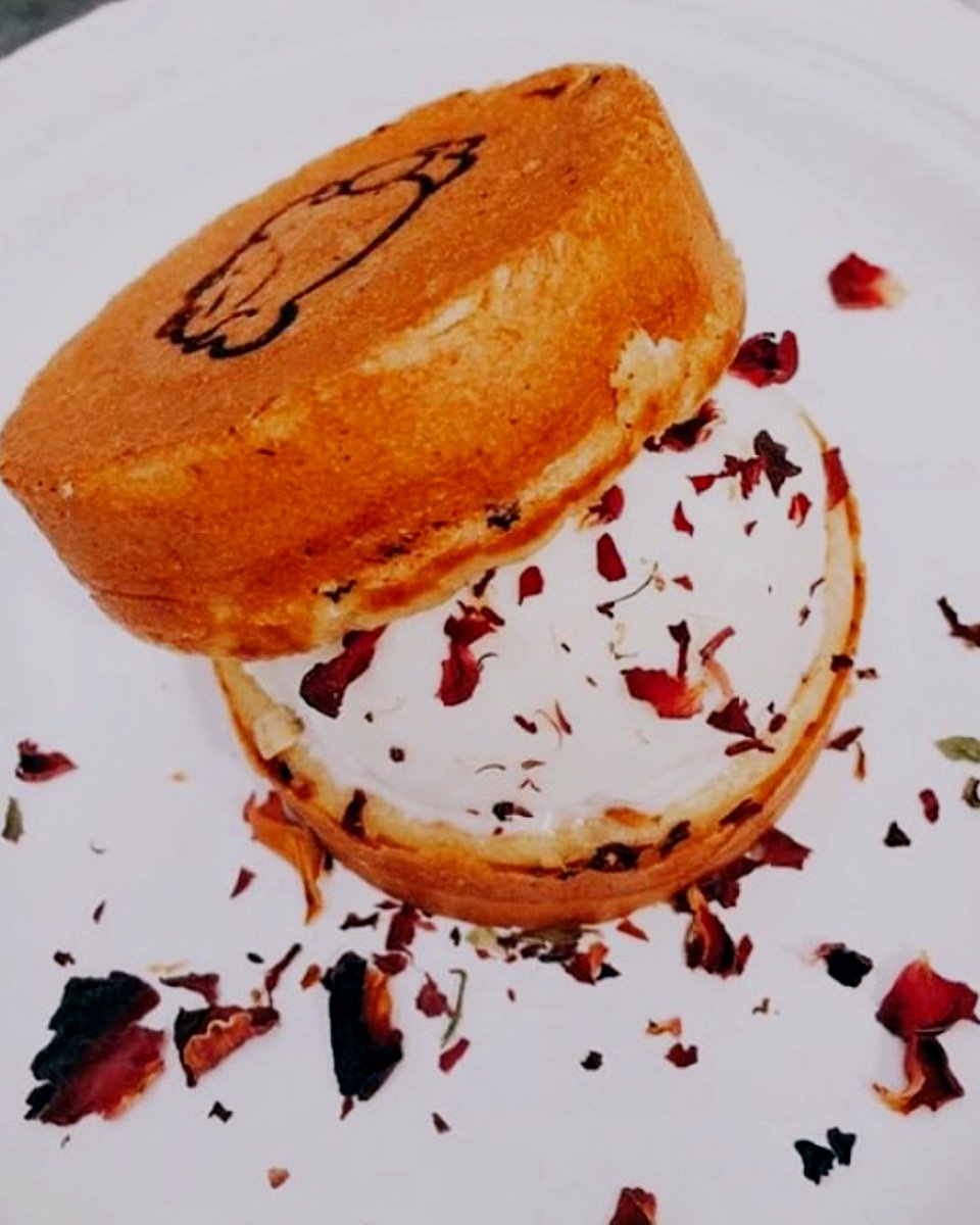 YeeKwanIceCream's tweet image. New customer @WheelcakeIsland is showing us how it's done on Ice Cream Sandwich day!😋

This #icecreamsandwich is made using our Lychee IceCream

#lychee #icecream #foodie #spitalfields #eastasian #wheelcake #wheelcakeisland #yumyee #yeekwan #londonfood #foodporn #instaicecream