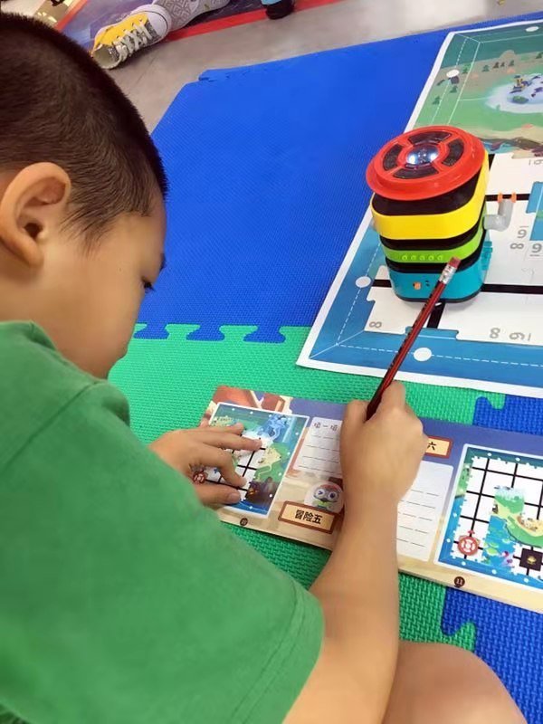 Last week, we organized the first "Hour of Code" public welfare activity in Xiamen. All of the ten children who participated in this activity accomplished different coding tasks. What a great success!
#code, #program, #robotics, #stem, #hourofcode, #publicwelfare