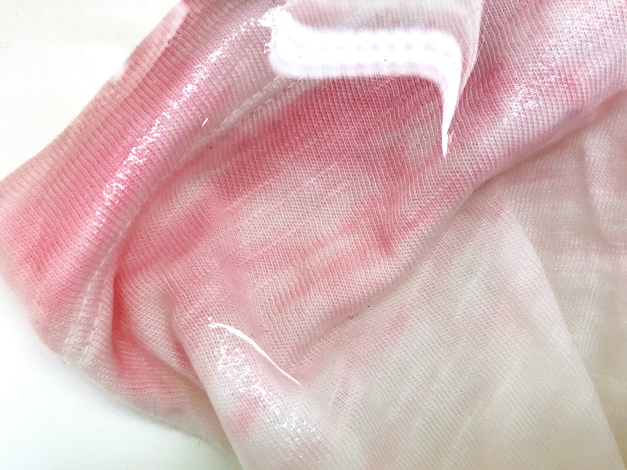 わわ しみのできた白いtシャツを漂白しようと思ったらきれいなピンク色になってしまった 日焼け止めが付着してるとピンクになるなんて知らなかったよ T Co Nmjekmzddl Twitter