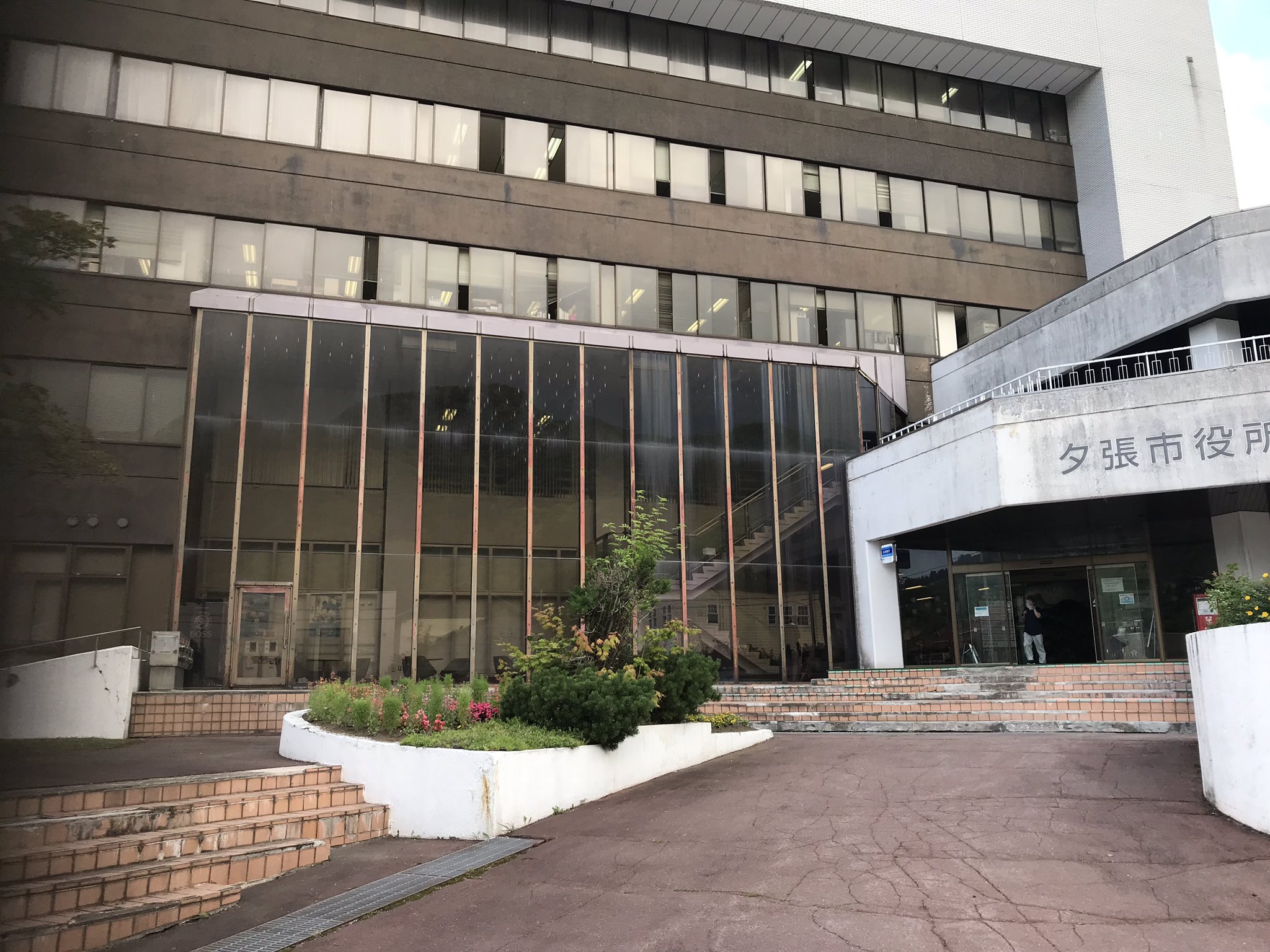 よくねたいも この前ドライブ中に営業中の廃墟を見つけたんすよ 財政破綻した夕張市は今やゴーストタウン状態ですが 廃墟 マニアが訪れるようになって 廃墟が観光資源になりつつある 廃れるほど人が集まるパラドクス すき T Co Smmtiio4ks