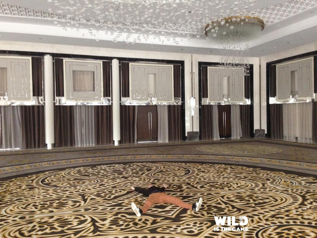 WildistheGame's tweet photo. Le vacances commencent quand nos clients adorés et notre matériel de session ont quitté les lieux. (Attention, souvent le départ révèle esthétiquement dégueulasse).

#pourquoilesmoquettesdessallesdeseminairessontsimoches #ouipourquoi #workshopproductifs https://t.co/4GqBi6xvj1