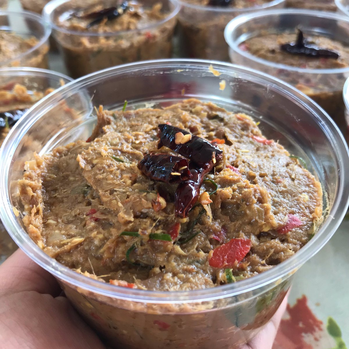 sdxxaw's tweet image. #อร่อยนะรู้ยัง #อร่อยไปแดก #อร่อยจนต้องรีวิว 
มึง น้ำพริกปลาร้าสับผัดสุก ผัดทุกอย่างสุกจริงๆอิเหี้ย กุรู้กุเห็น แม่กุทอดแม่กระทั่งใบมะกรูด ตะไคร้ กระชายอ่ะ ไม่ต้องกลัวเหม็นเลยเอาจริง กระปุกนึงคือกินจุกๆไปได้ 2 เดือน ในราคา 50 บาทถูกกว่ามาม่าอีก นังไม่เอากำไร ทำหาความสุข นังเหงา