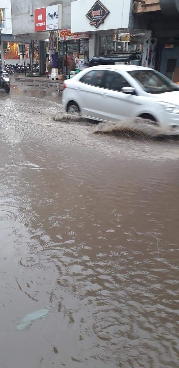 sharanduddagi's tweet photo. @KalaburgiCorp Its been from past from 10years the road condition will be like this in rainy season. 
I think our #kalaburagi mahanagar Palike never seen this issue 😅😡 
Location: Beside #Kamat Hotel Super Market @narendramodi @BSYBJP @UmeshJadhav_BJP https://t.co/Sn5szNXhcl
