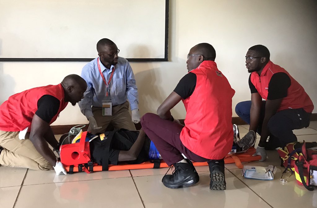 Akutdok's tweet image. The bystander wants to take a picture. - For Facebook! #emsproblems #ecu19