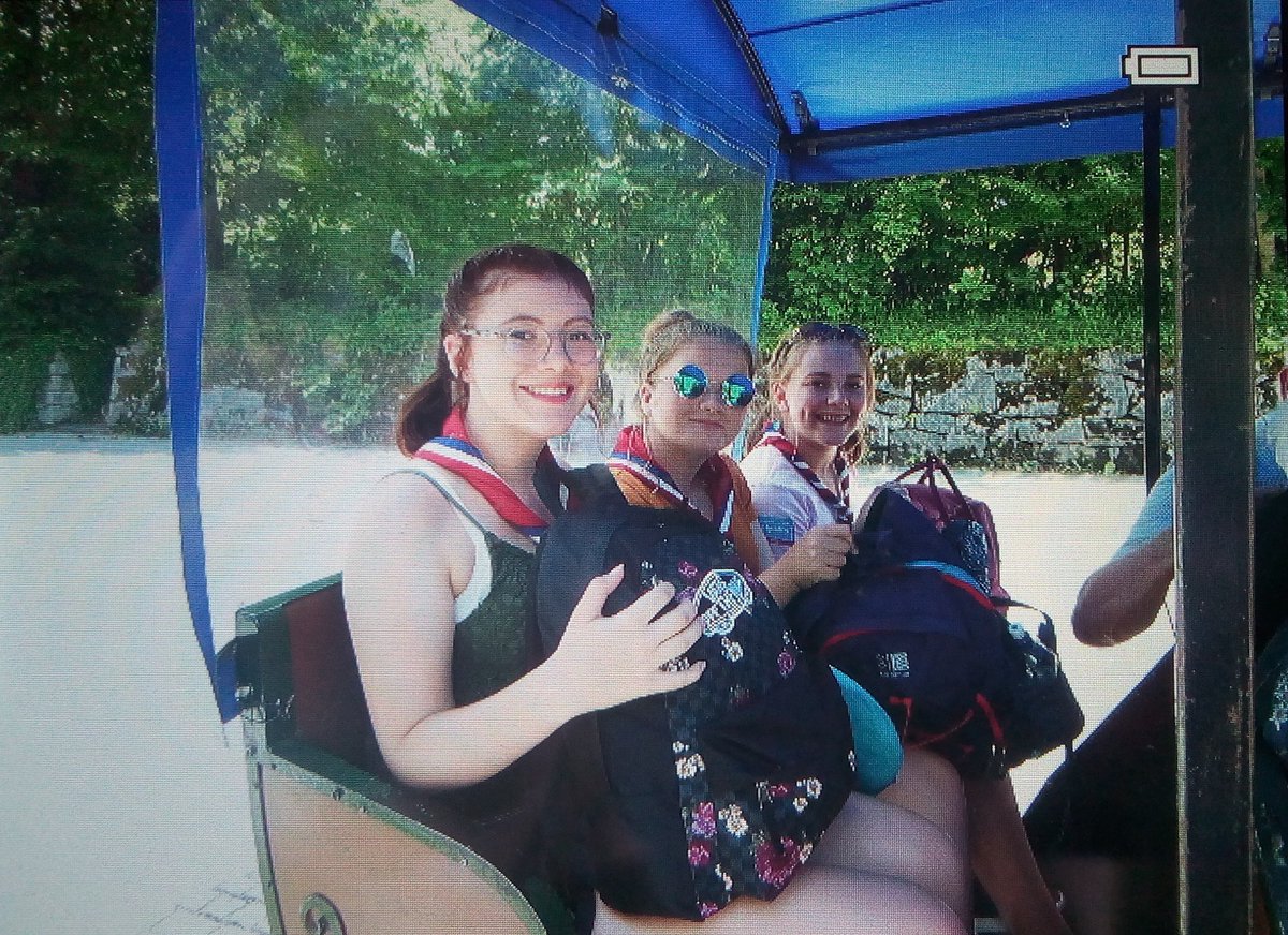 What's this? A horse and carriage ride to a castle...?! #plottwist8 @GGMidsFTST @gg_worcs_int #girlguiding #international #ftst