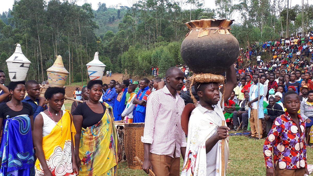 GakenkeDistrict's tweet photo. Guverineri w'Intara y'Amajyaruguru @gatjmv yasabye abaturage b'Akerere ka Gakenke kurangwa n'isuku mu rwego rwo kurandura indwara ziterwa n'umwanda ndetse asaba abayobozi b'Ibigo by'amashuri kwigisha abana Umuco wo kugira isuku hakiri kare. @RwandaLocalGov @MINISPOC @evodeu https://t.co/sxo3R9svgZ