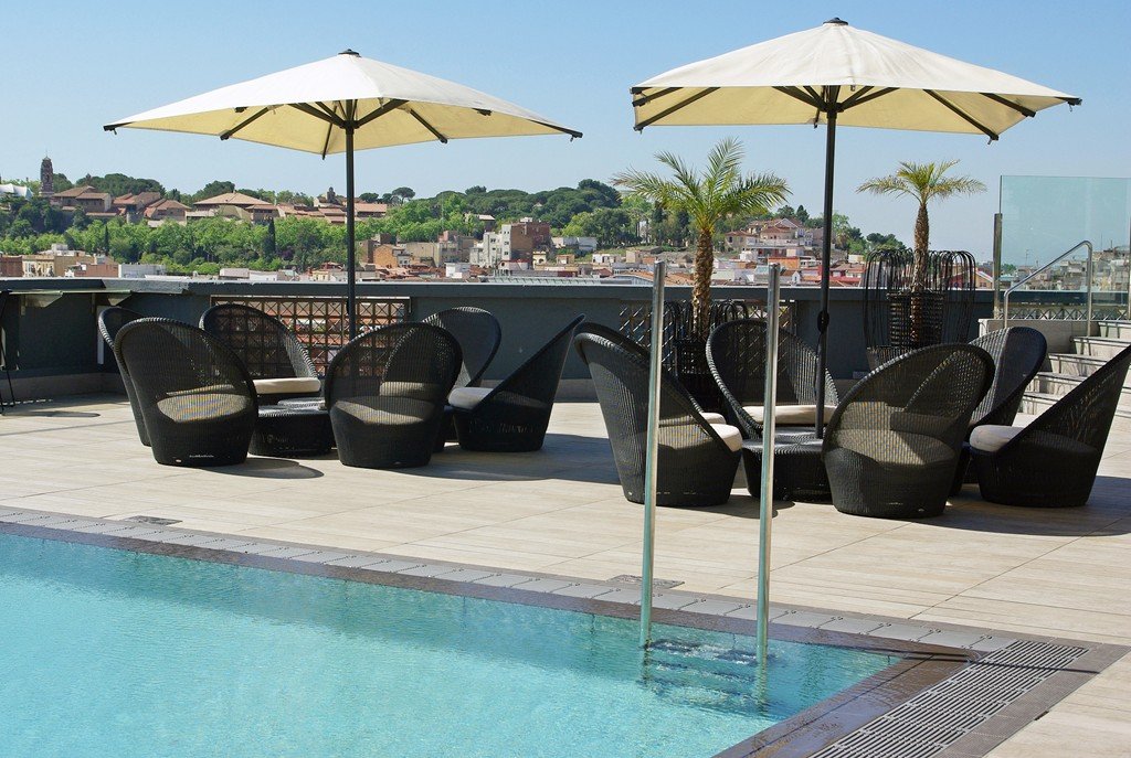 Porque un poco de verano, hace que todo el año valga la pena. 
.
.
.
☀️♥️
#theclockterrace #summer #holidays #sun #fun #pool #sunset #picoftheday #photooftheday #instagood #barcelona #rooftop #cocktail #restaurant #instadaily #likeforlikes #weekend #sky