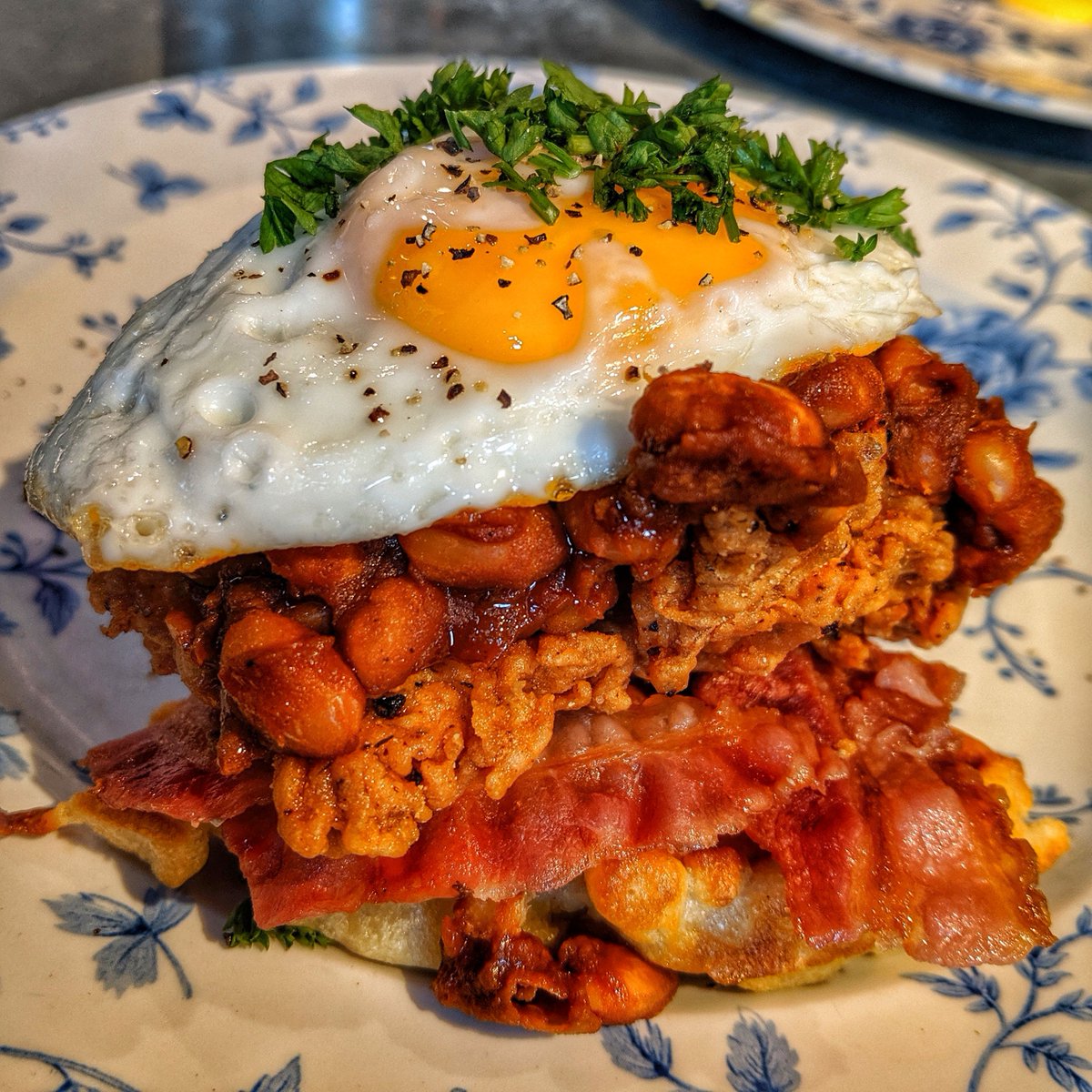 It's never too late to arrange a weekend brunch with booze, bros, babes n beans 😂 

📸 <a href="/gr/">GR</a>.eat.food