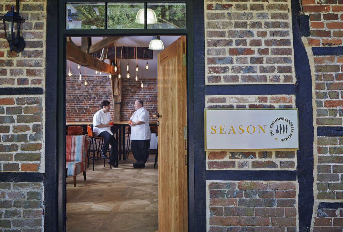 HampshireFare's tweet image. Cut it like a chef - knife skills class tomorrow (Sun 4 Aug)  @SeasonCookery 
 Lainston Hotel @Exclusive_Hotel  (this is a great #lifeskill #kitchenskill to have!). Info: bit.ly/337j1GA