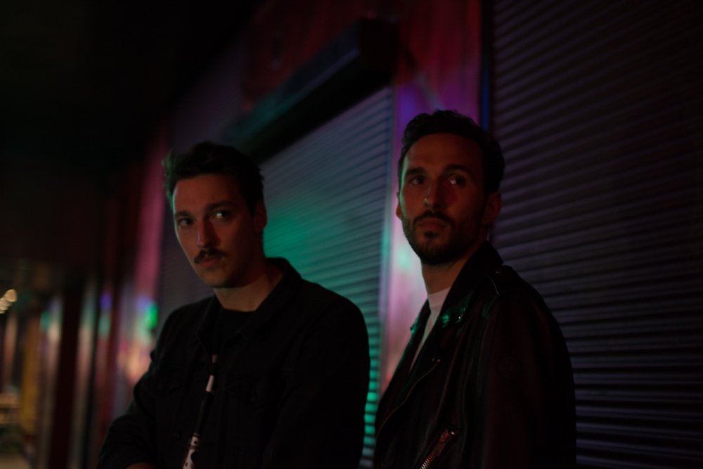 Die beiden Boys von Zwo Eins Risiko aus Hamburg haben ihre neue „Herz“ EP ausgepackt - und entfalten ihren typischen, fetten Sound! noisiv.de/zwo-eins-risik…