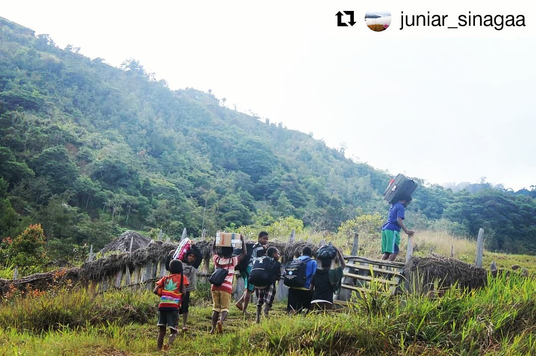 #Repost @juniar_sinagaa (<a href="/get_repost/">Repost</a>)
・・・
Terkadang saya suka terharu... instagram.com/p/B0qL5Dol-Bv/…
<a href="/Kemdikbud_RI/">kemdikbud go id</a>, @Kemristekdikti, <a href="/kempanrb/">Kementerian PANRB</a>
#DedikasiTulusSM3T
#PPGMewujudkanGuruProfesional
#AlumniPPGSM3TBersinergiMengabdi
#MasyarakatSM3TIndonesia
#JURNALISMEmsi