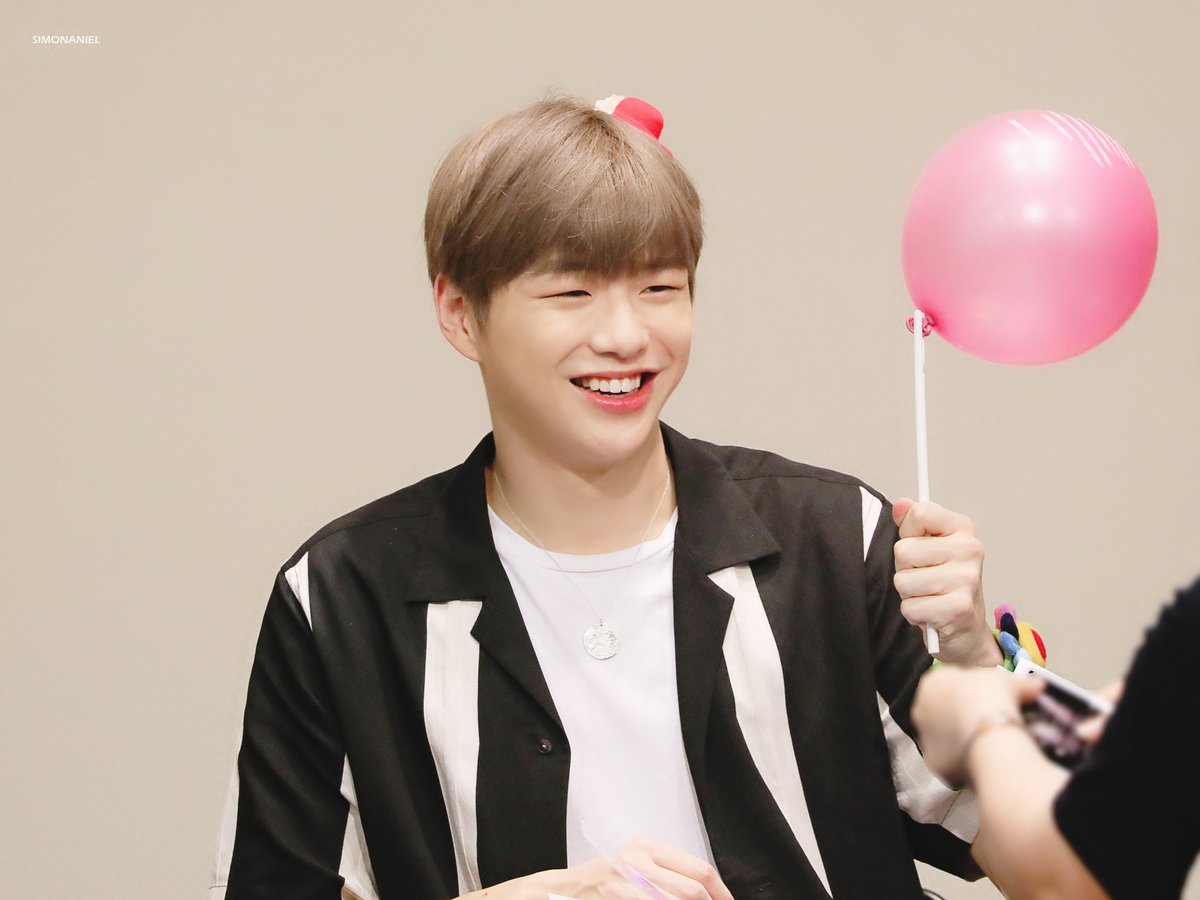 simonaniel1210's tweet photo. 190801 대구팬싸
애기 ㅠㅠㅠㅠㅠㅠㅠㅠ
동글동글 말랑말랑 콩떡이 굴려벌이자 ♡

#강다니엘 #kangdaniel #姜丹尼尔⁩ ⁦#カンダニエル⁩ ⁦#คังแดเนียล⁩ ⁦#КанДаниэль⁩ https://t.co/x8hzDCRwc1