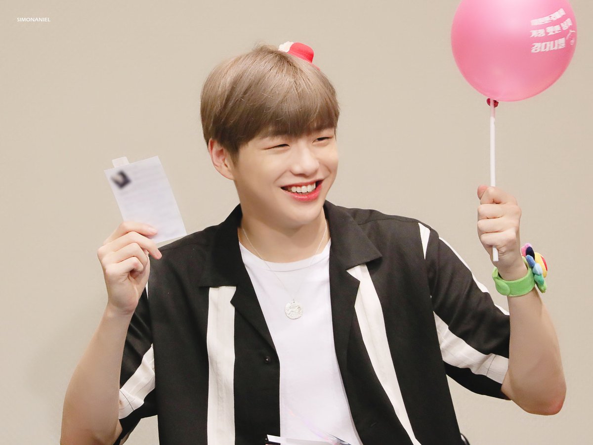 simonaniel1210's tweet photo. 190801 대구팬싸
애기 ㅠㅠㅠㅠㅠㅠㅠㅠ
동글동글 말랑말랑 콩떡이 굴려벌이자 ♡

#강다니엘 #kangdaniel #姜丹尼尔⁩ ⁦#カンダニエル⁩ ⁦#คังแดเนียล⁩ ⁦#КанДаниэль⁩ https://t.co/x8hzDCRwc1
