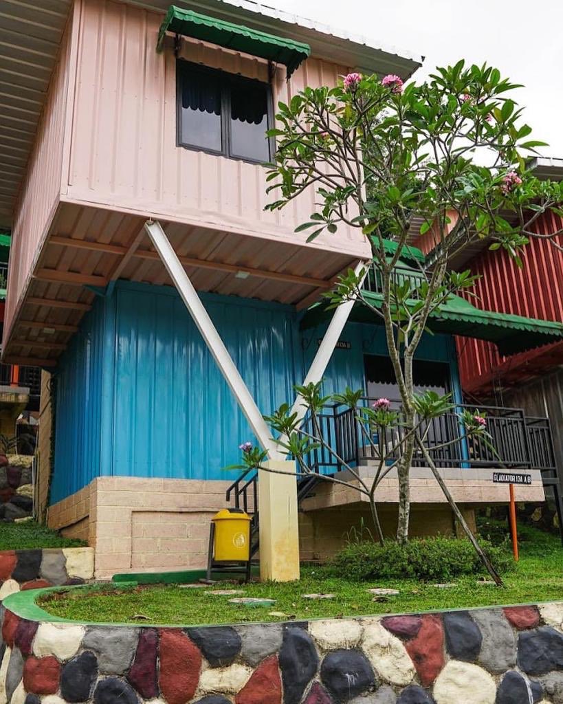 traveloka's tweet image. Ke Puncak nggak usah bingung mau nginep di mana, kalau ada hotel se-lucu ini di JSI Resort #Megamendung!

#NginepPastiSeru