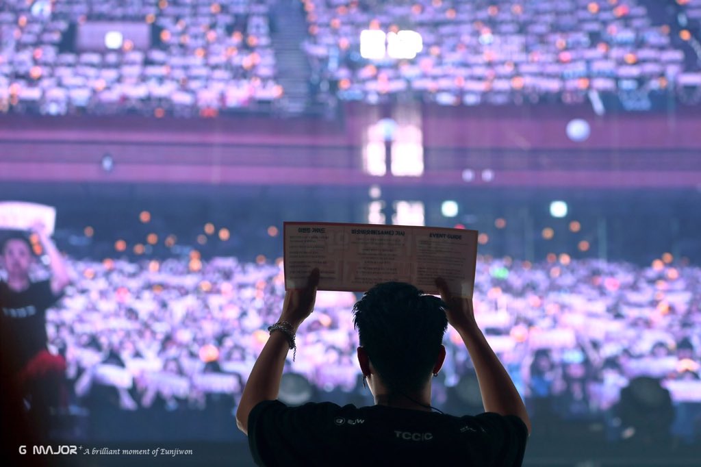 : 제가 또 이렇게 혼자서 콘서트 준비하면서... 좀 부담감이 많았나 봐요. 여러 지인분들께 도움도 요청 해보고 했는데, 다들 이렇게 흔쾌히 허락해주셔 가지고.. 진짜 앞으로 그분들에게 평생 잘 하려고요.
여러분들에게 하는 얘기예요. 여러분들한테 정말 잘 할거고...