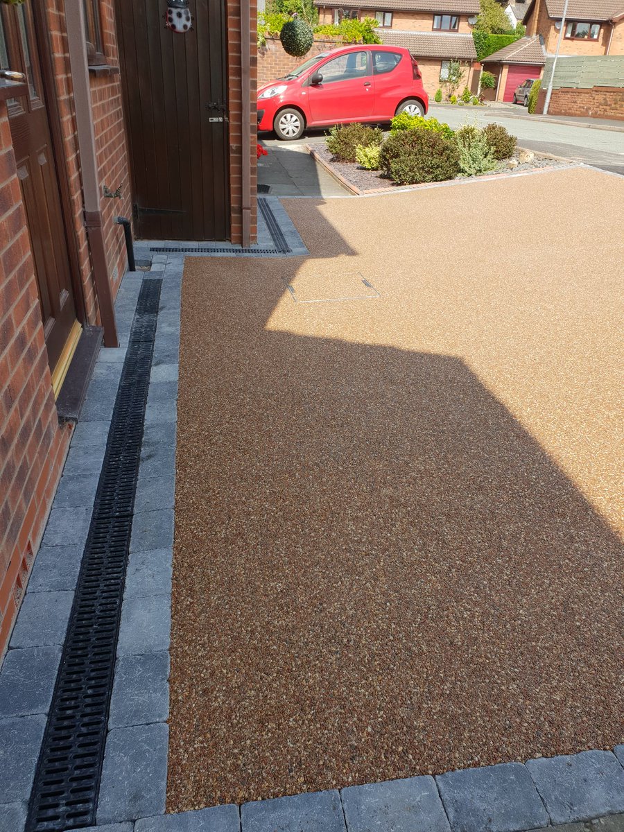 CarlPenrose's tweet photo. #Resinbound #Oswestry #Porous #Shropshire #Groundworks #Dropkerbs #Highwaysapproved #Driveway Another install of UV Stable resin bound paving. free quotes & advice always given 👍 https://t.co/hCWI2doFMO